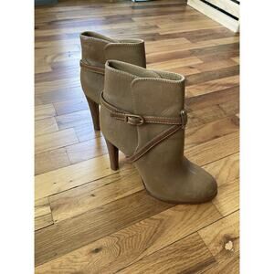 Tory Burch Dorese Tan Leather Boot Size 10.5 Elegant Neutral Versatile Wood Heel